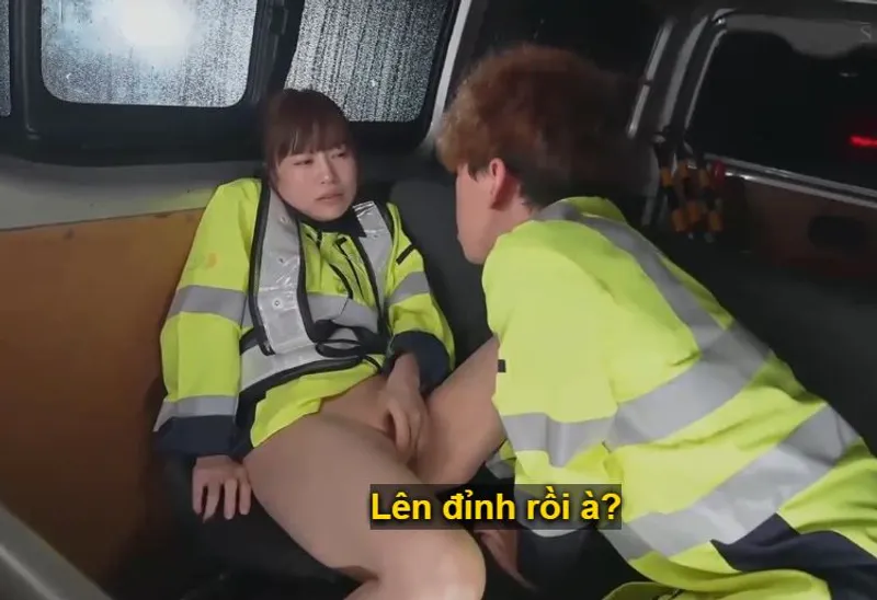 Cô vợ đi làm kiếm thêm phụ anh xã rồi lại rung động với cậu trai trẻ vì thiếu thốn